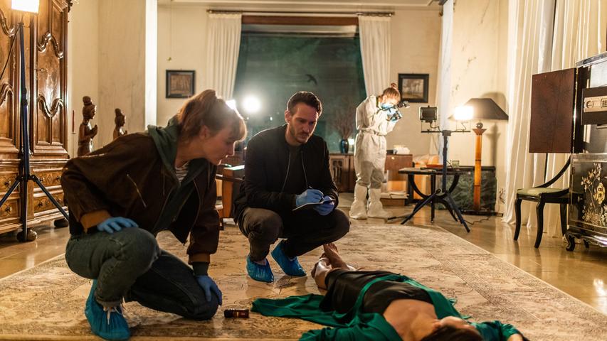 In einer Villa hat sich ein Überfall ereignet. Hölzer (Vladimir Burlakov) und Heinrich (Ines Marie Westernstroer) untersuchen den Leichnam der toten Eigentümerin. 