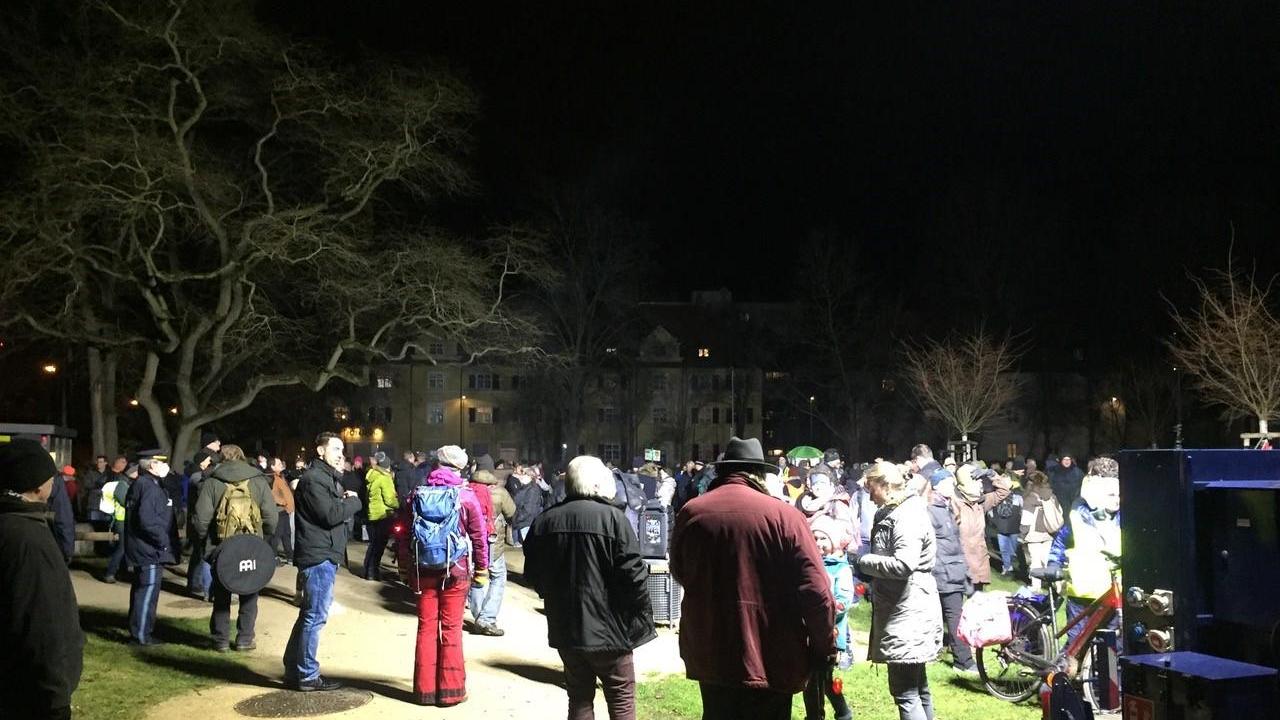 Rund 850 Menschen demonstrieren in Erlangen gegen die Corona-Maßnahmen.
Rund 850 Menschen demonstrieren in Erlangen gegen die Corona-Maßnahmen.