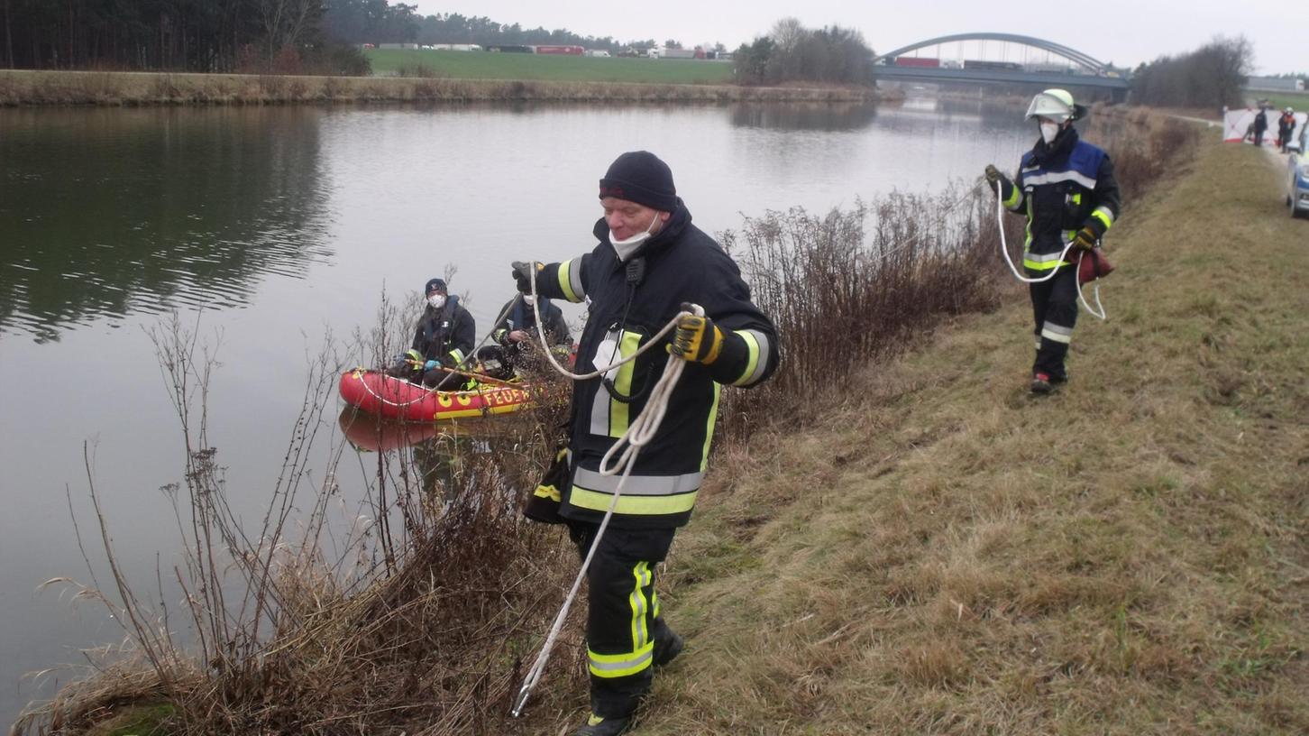 An der Bergung des männlichen Körpers aus dem Kanal waren die Feuerwehren aus Neuses und Wendelstein sowie Wasserwacht, Rettungsdienst und Polizei beteiligt.
An der Bergung des männlichen Körpers aus dem Kanal waren die Feuerwehren aus Neuses und Wendelstein sowie Wasserwacht, Rettungsdienst und Polizei beteiligt.
