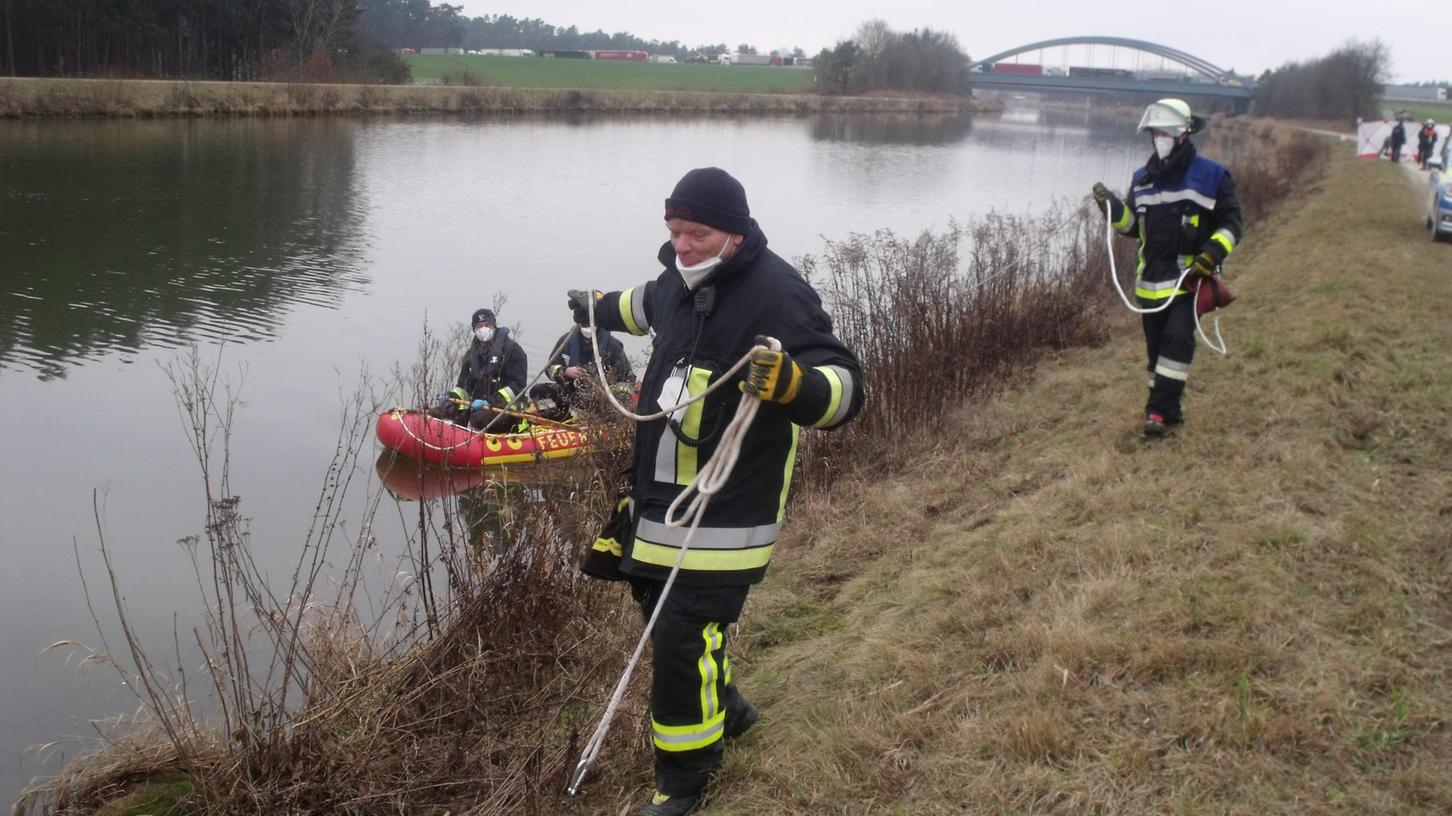 An der Bergung des männlichen Körpers aus dem Kanal waren die Feuerwehren aus Neuses und Wendelstein sowie Wasserwacht, Rettungsdienst und Polizei beteiligt.