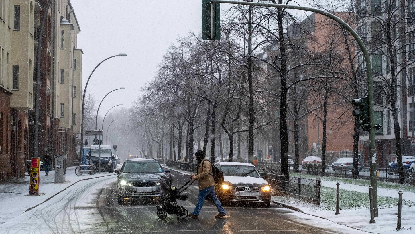 Am Donnerstag und Freitag soll es in der Region immer wieder schneien. Verkehrsteilnehmende müssen sich auf schwierige Verhältnisse einstellen.