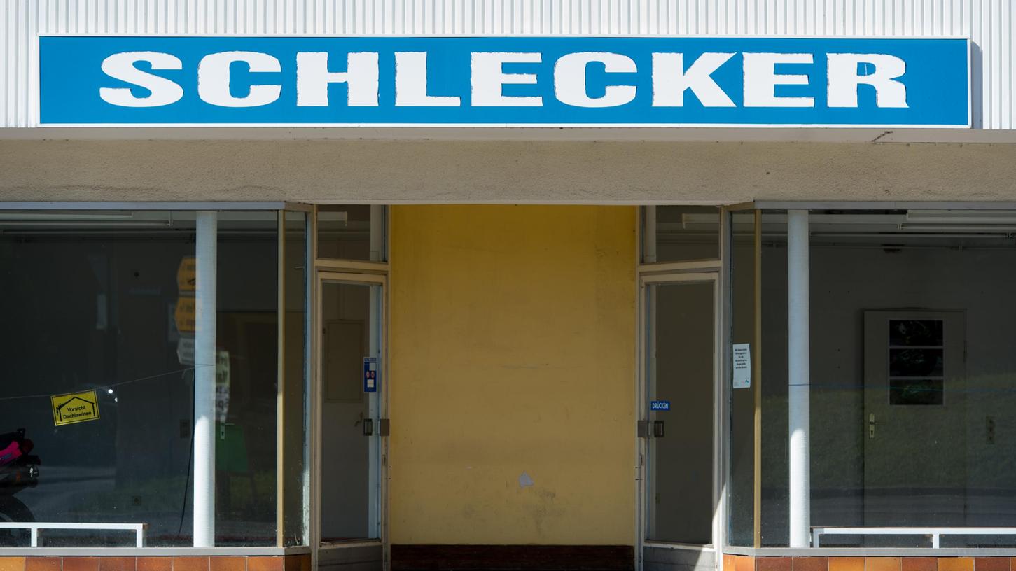 Der Schriftzug der Drogerie-Kette «Schlecker» ist an einer ehemaligen Filiale in Spalt zu sehen. Sie war einst die größte Drogeriemarktkette Europas. 