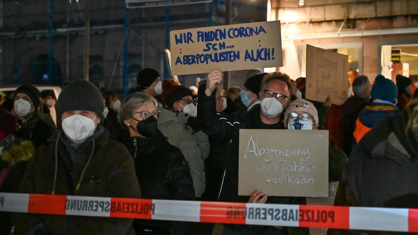 Gegendemonstranten gegen die rechtspopulistische Vereinnahmung der "Corona-Spaziergänge" Anfang Januar in Roth. "Meinungs- und Versammlungsfreiheit sind wesentliche Grundrechte unserer Demokratie", heißt es in der Resolution des Rother Kreistags. "Hetze, Hass und Extremismus sind das Gegenteil."