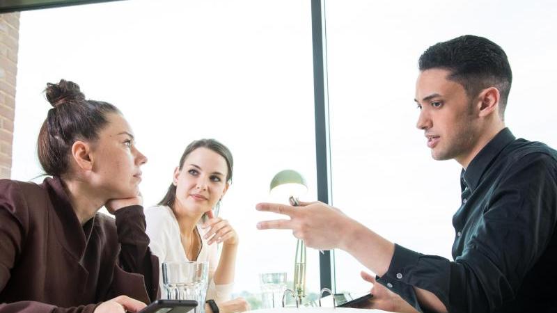 Weniger ist mehr: Im Meeting sollte nur anwesend sein, wer auch wirklich etwas beizutragen hat. Weniger ist mehr: Im Meeting sollte nur anwesend sein, wer auch wirklich etwas beizutragen hat.