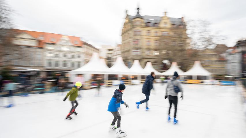 Wenn es die Temperaturen zulassen, ist auch Eislaufen eine super Winteraktivität, um ein bisschen ins Schwitzen zu kommen.