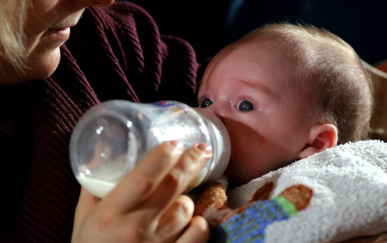 "Weißes Gold": Die Marken-Babymilch-Pulver-Knappheit in Deutschland kostet nicht nur die Eltern jede Menge Nerven. "Weißes Gold": Die Marken-Babymilch-Pulver-Knappheit in Deutschland kostet nicht nur die Eltern jede Menge Nerven.