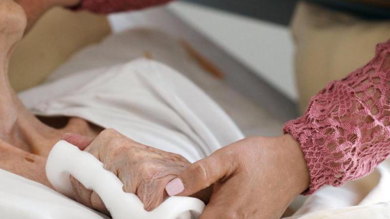 Pflegekräfte waren und sind während der Corona-Pandemie besonders psychisch belastet. Die bayerische Staatsregierung will ihnen nun mit Maßnahmen im Wert von 17,8 Millionen Euro Hilfe zukommen lassen. Pflegekräfte waren und sind während der Corona-Pandemie besonders psychisch belastet. Die bayerische Staatsregierung will ihnen nun mit Maßnahmen im Wert von 17,8 Millionen Euro Hilfe zukommen lassen.