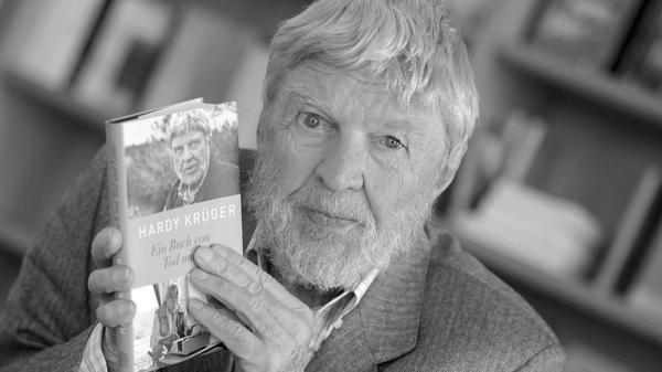 Hardy Krüger hatte sich nach dem Krieg schnell auch im Ausland als Filmstar etabliert. Der Schauspieler und Schriftsteller starb am 19. Januar im Alter von 93 Jahren in Kalifornien. Er sei plötzlich und unerwartet in Palm Springs gestorben.