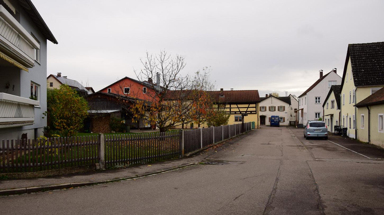 In der Uhlengasse befand sich bis 1938 die Treuchtlinger Synagoge. Nach dem Ausbau der Straße soll ein zweieinhalb Meter hohes Kunstwerk daran und an das Grauen der Reichsprogromnacht erinnern. In der Uhlengasse befand sich bis 1938 die Treuchtlinger Synagoge. Nach dem Ausbau der Straße soll ein zweieinhalb Meter hohes Kunstwerk daran und an das Grauen der Reichsprogromnacht erinnern.