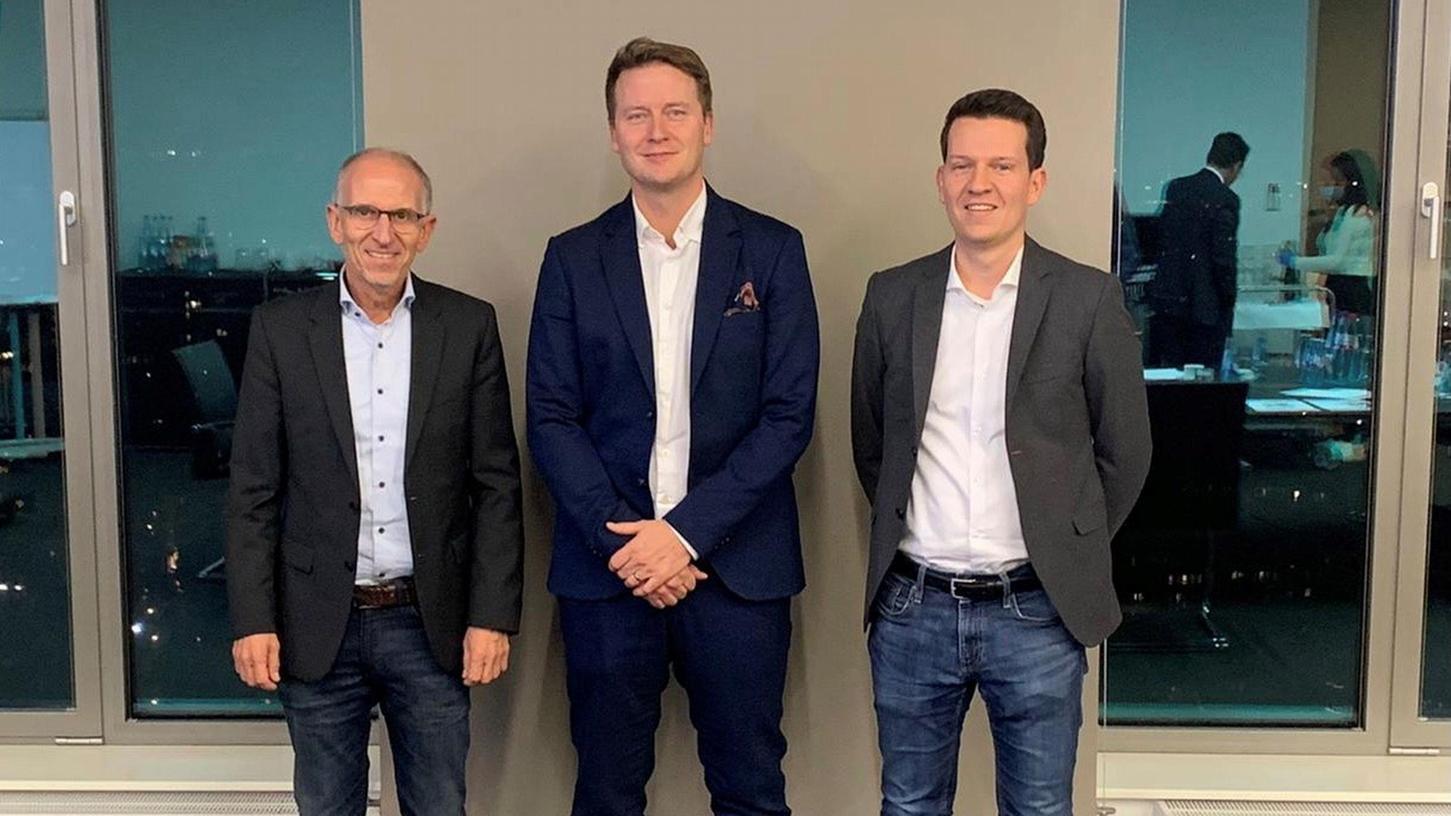Die neuen Anteilseigner der Singer & Sohn GmbH bei der Vertragsunterzeichnung in Frankfurt/Main (von links): Manfred Singer, Erik Forslund von der schwedischen JCE Group und Christian Singer.
