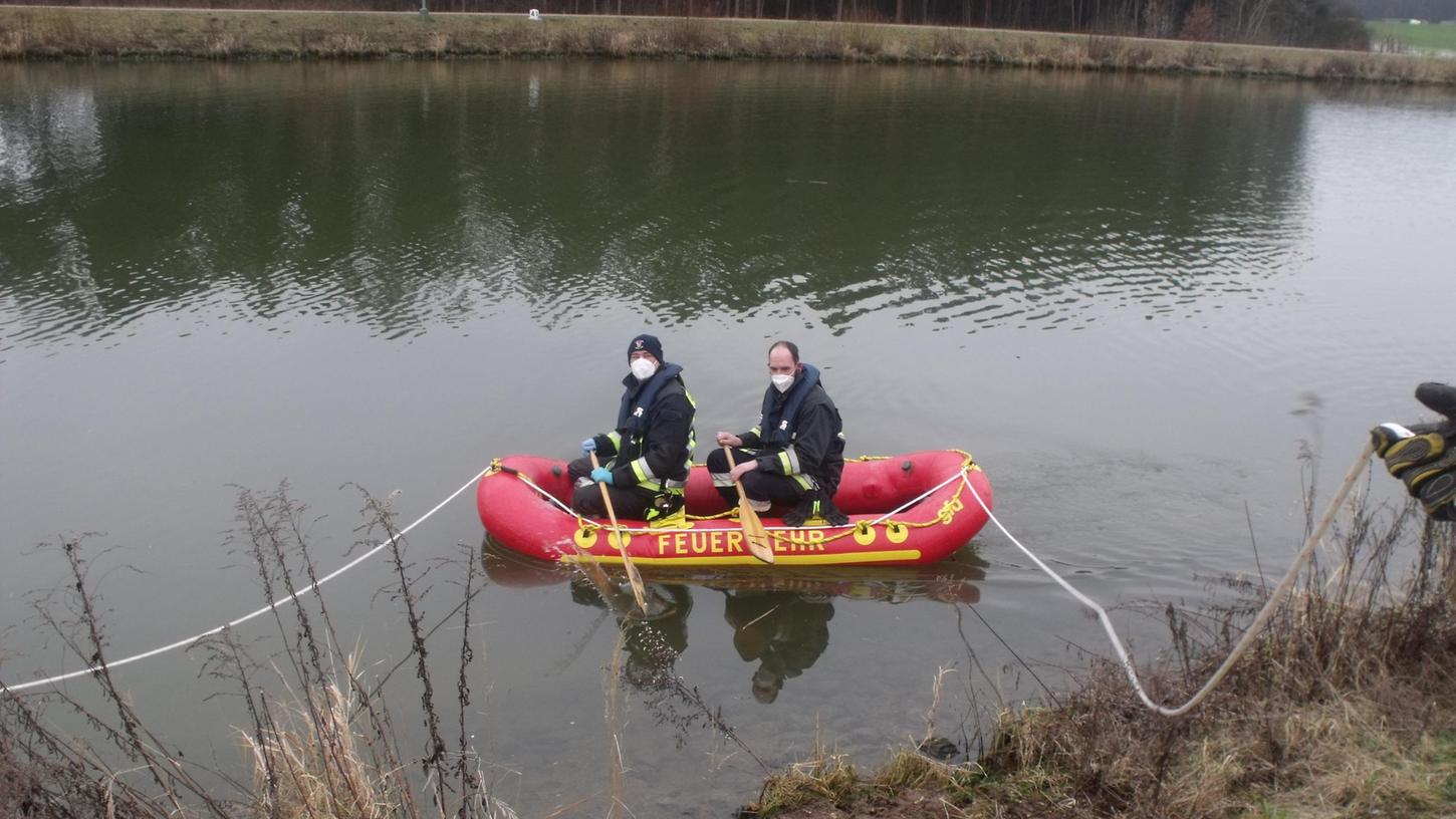 An der Bergung des männlichen Körpers aus dem Kanal waren die Feuerwehren aus Neuses und Wendelstein sowie Wasserwacht, Rettungsdienst und Polizei beteiligt.
An der Bergung des männlichen Körpers aus dem Kanal waren die Feuerwehren aus Neuses und Wendelstein sowie Wasserwacht, Rettungsdienst und Polizei beteiligt.