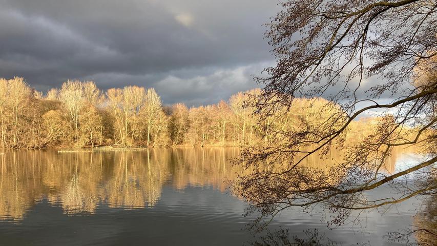 Sonne und dunkle Wolken am Wöhrder See - fotogenes Winterwetter.