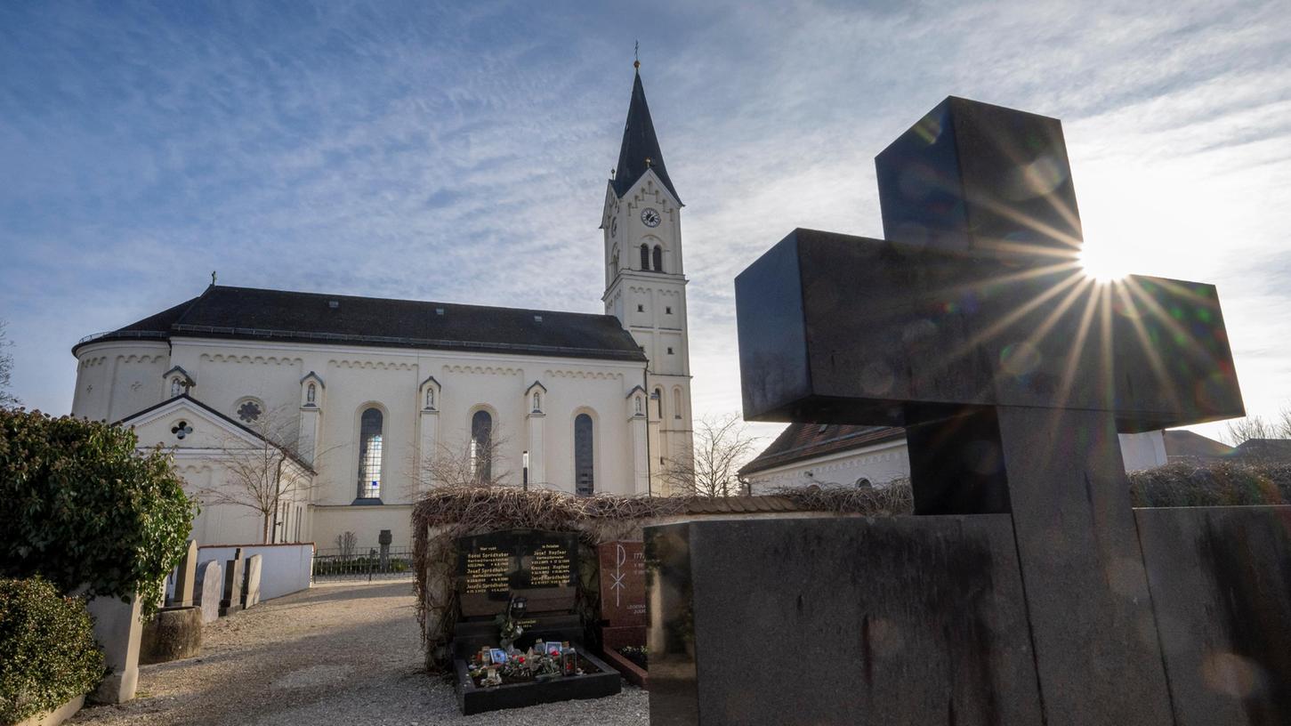 Eine vom Bistum München beauftragte Anwaltskanzlei hat am Donnerstag ein Gutachten über Missbrauchsfälle vorgestellt. Eine vom Bistum München beauftragte Anwaltskanzlei hat am Donnerstag ein Gutachten über Missbrauchsfälle vorgestellt.