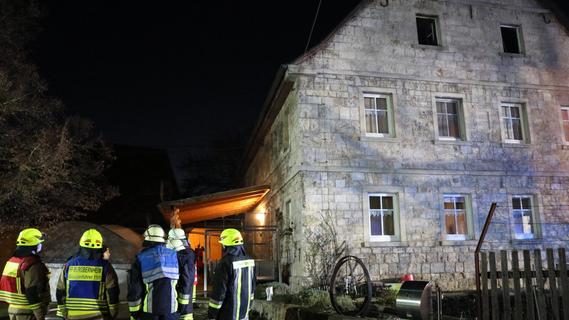 Aus dem rechten Fenster im zweiten Obergeschoss hatten die Flammen geschlagen, aus dem linken drang dicker Rauch. 