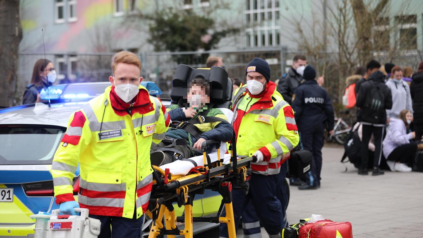 „Das löst auch Ängste aus“: Zahlreiche Kräfte der Polizei, der Feuerwehr und des Rettungsdienstes waren an der Hans-Böckler-Schule im Einsatz.