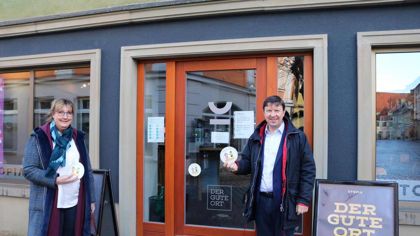 Gisela Heusinger-Herz und Jürgen Heckel vor einer der neuen Schutzinseln, dem Café Utopia in der Schwalbengasse.