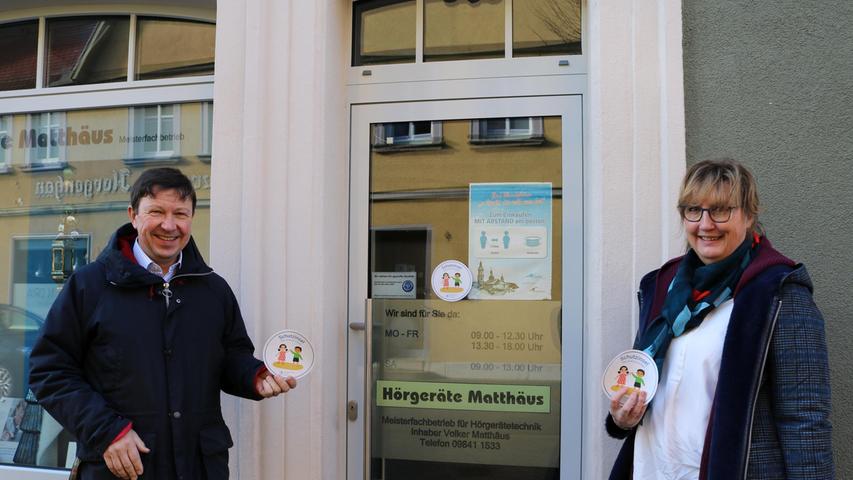 Bürgermeister Jürgen Heckel und Kinderschutzbund-Vereinsvorsitzende Gisela Heusinger-Herz stellen die Schutzinseln vor.