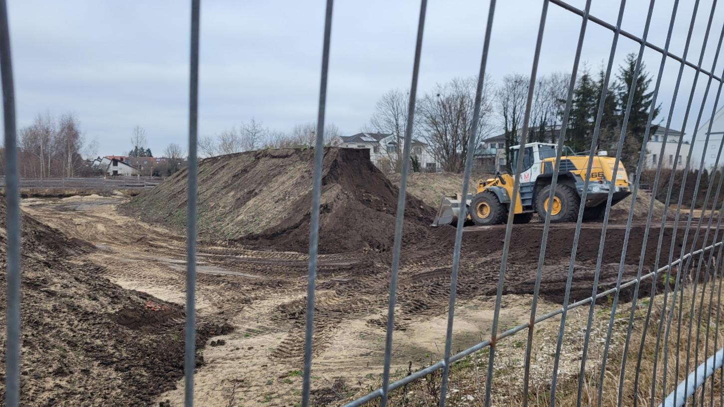 Hier in der Forchheimer Straße soll eine neue Grundschule in Thon entstehen. Nun rollen die ersten Bagger - aber ein Baubeginn ist das nicht.