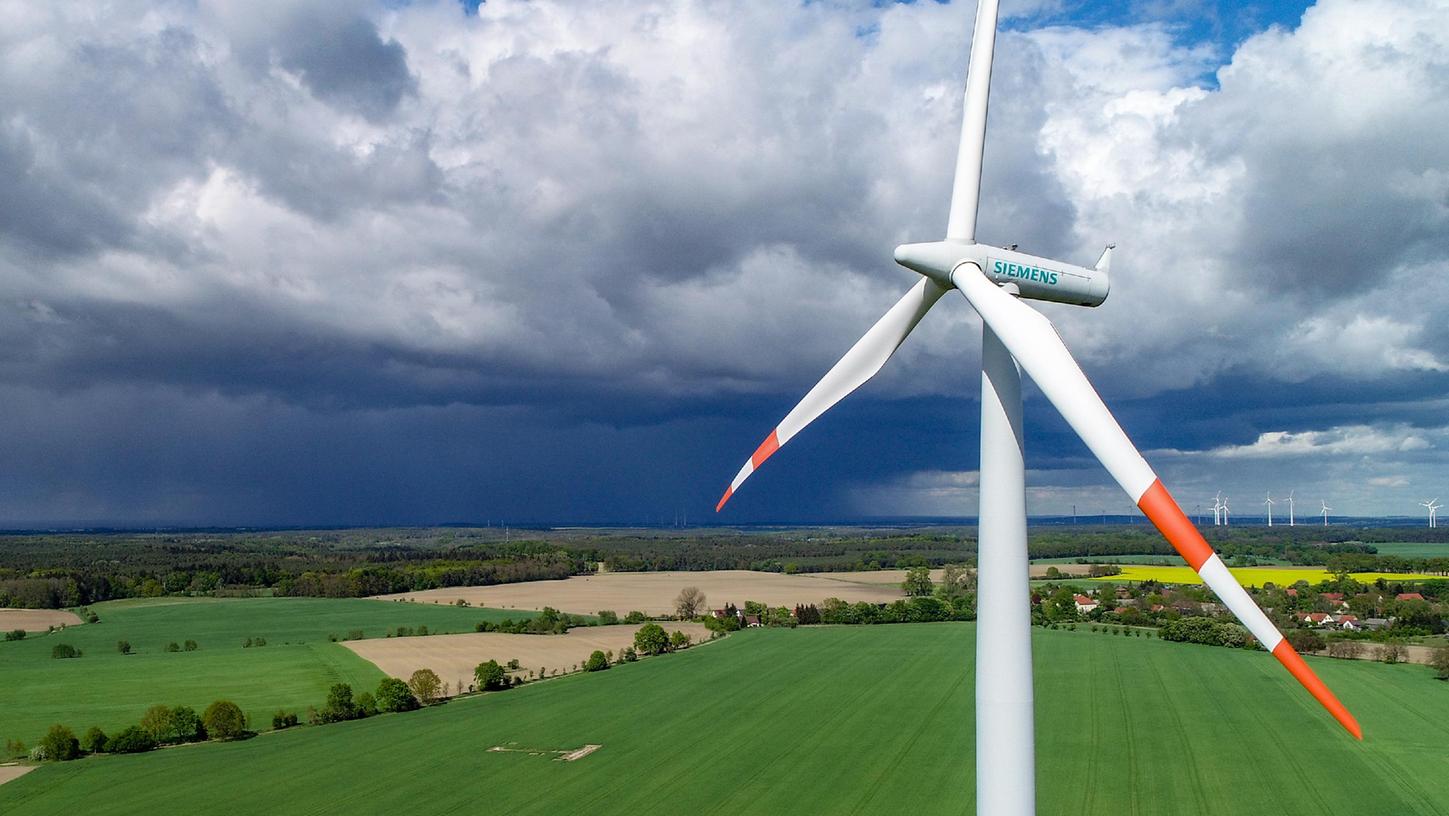 Eine Windenergieanlage von Siemens steht auf einem Feld: Die Probleme beim Windkraftunternehmen Siemens Gamesa reißen nicht ab.