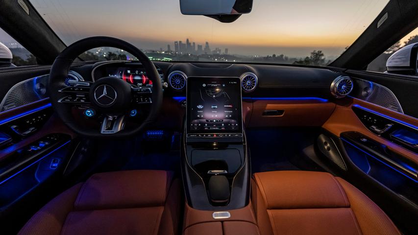 Von puristischem Roadster-Minimalismus kann im Interieur nicht die Rede sein. Luxus trifft hier auf umfassende Konnektivität.