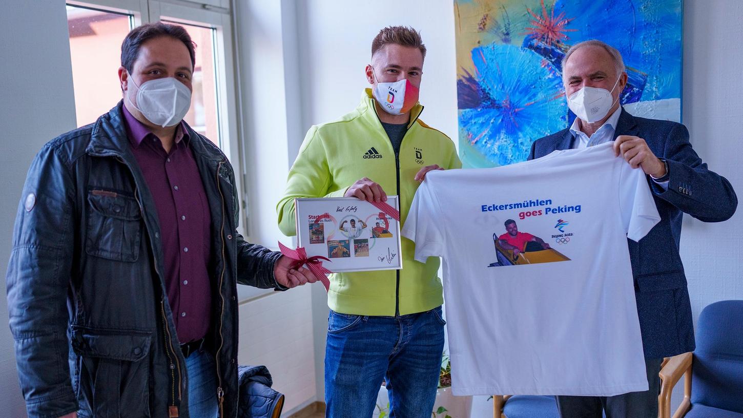 Geschenke für den Olympia-Teilnehmer: Tobias Schneider (Mitte) aus Eckersmühlen war am Freitag zu Gast bei Landrat Herbert Eckstein (rechts) und Bürgermeister Andreas Buckreus.
Geschenke für den Olympia-Teilnehmer: Tobias Schneider (Mitte) aus Eckersmühlen war am Freitag zu Gast bei Landrat Herbert Eckstein (rechts) und Bürgermeister Andreas Buckreus.