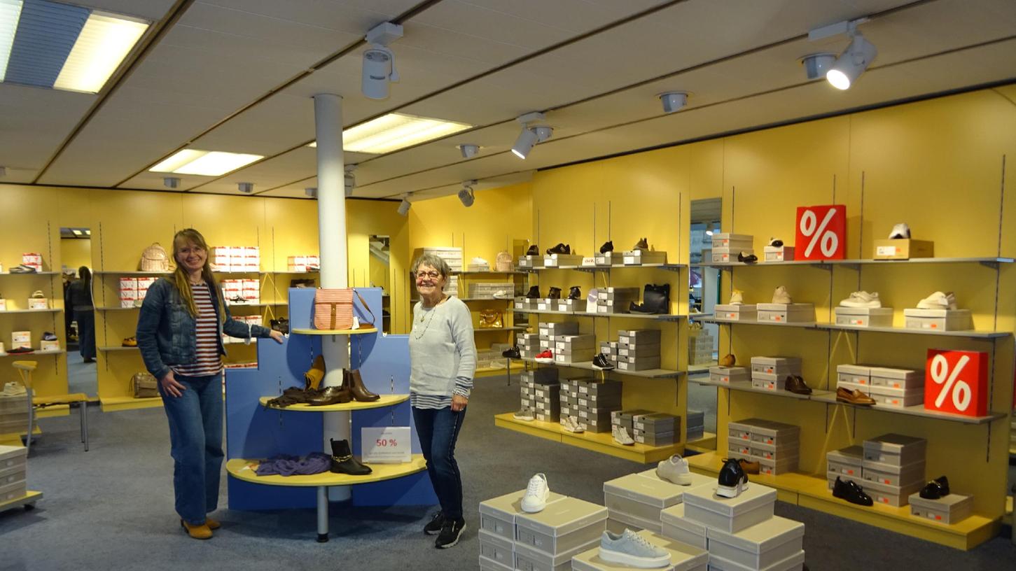 Stefanie Greber (links) von „Bücher, Medien und mehr“ in der Hauptstraße Herzogenaurach zieht mit ihrer Bücherstube in „Schuh Röttger“ von Hedwig Röttger (rechts)
Stefanie Greber (links) von „Bücher, Medien und mehr“ in der Hauptstraße Herzogenaurach zieht mit ihrer Bücherstube in „Schuh Röttger“ von Hedwig Röttger (rechts)