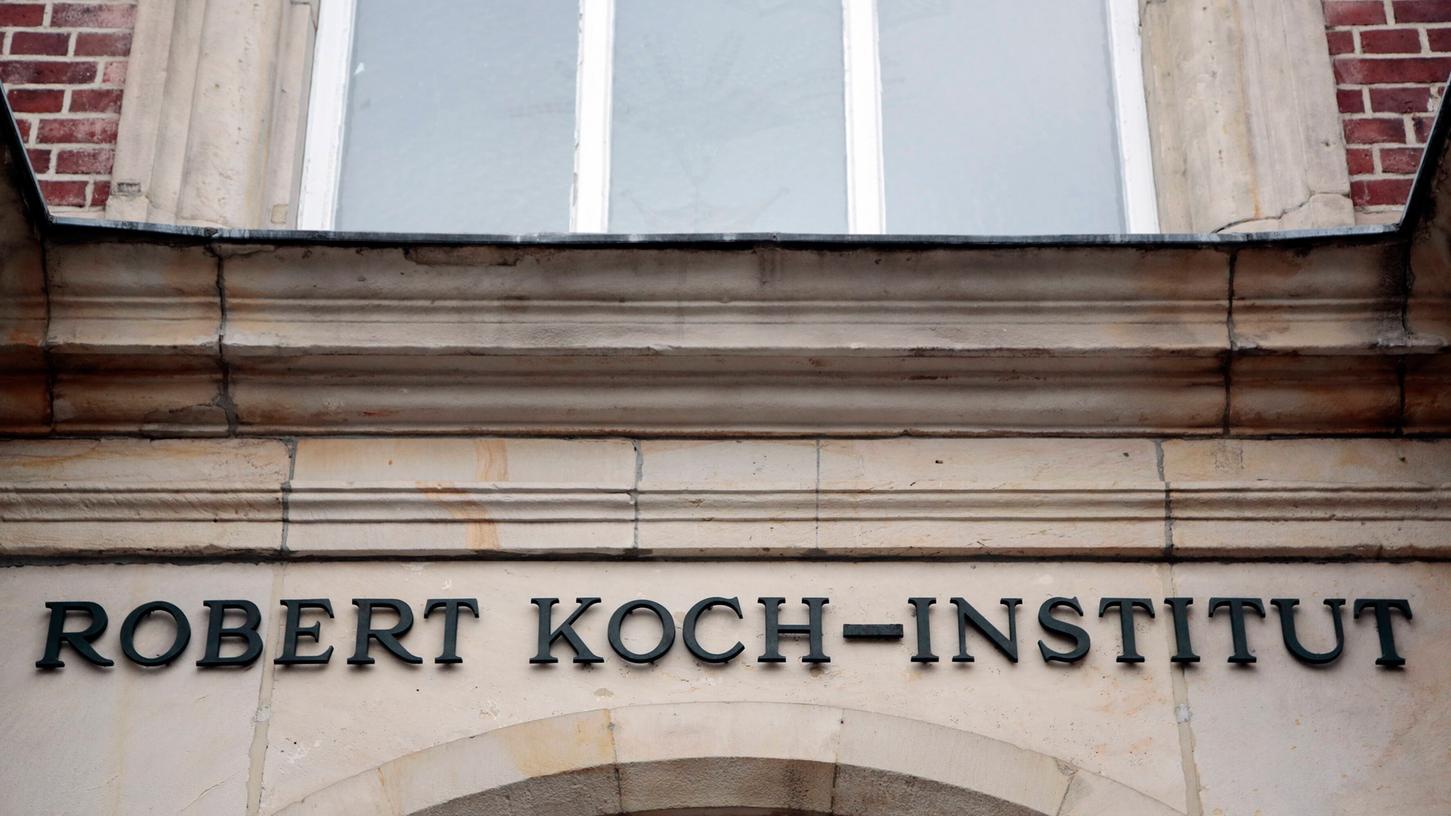 Als Hochrisikogebiete werden Länder und Regionen mit einem besonders hohen Infektionsrisiko eingestuft. Dafür sind aber nicht nur die Infektionszahlen ausschlaggebend. Andere Kriterien sind das Tempo der Ausbreitung des Virus, die Belastung des Gesundheitssystems oder auch fehlende Daten über die Corona-Lage.
Als Hochrisikogebiete werden Länder und Regionen mit einem besonders hohen Infektionsrisiko eingestuft. Dafür sind aber nicht nur die Infektionszahlen ausschlaggebend. Andere Kriterien sind das Tempo der Ausbreitung des Virus, die Belastung des Gesundheitssystems oder auch fehlende Daten über die Corona-Lage.