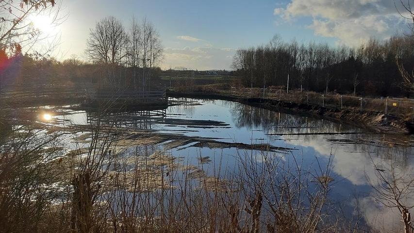 Dieser See ist das Baugebiet für die neue Schule in Thon. Er ist Wasser auf die Mühlen der Kritiker, die sich um das Überschwemmungsgebiet sorgen.  