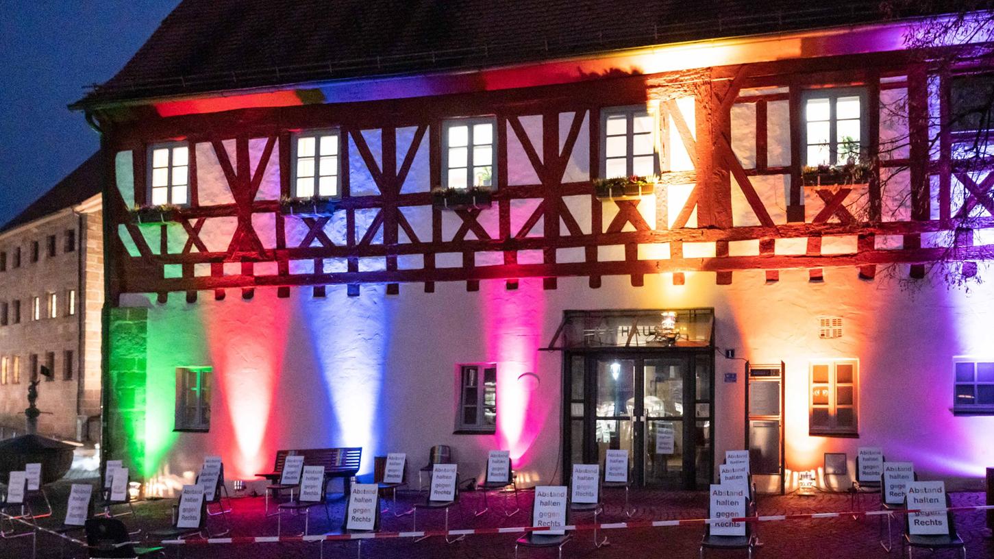 Schon länger gibt es Zeichen gegen die "Corona-Spaziergänge", hier das bunt beleuchtete Hilpoltsteiner Rathaus.