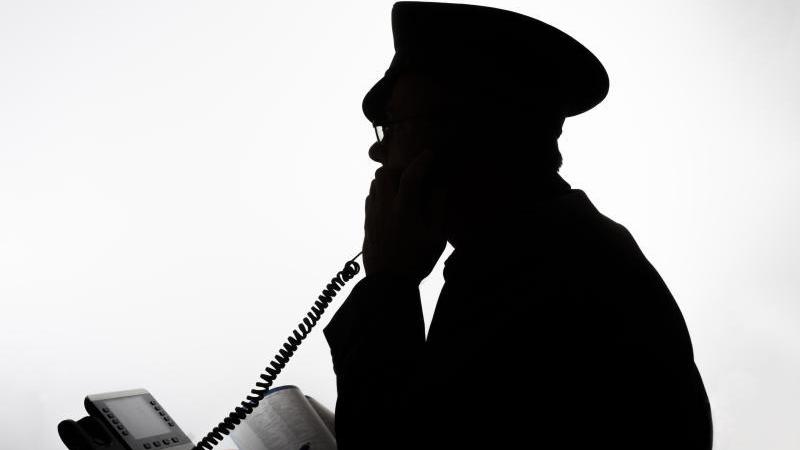 Sie geben sich am Telefon als Polizei-Beamte aus und wollen nur das Geld der Opfer: Solche Betrugsfälle häufen sich. Sie geben sich am Telefon als Polizei-Beamte aus und wollen nur das Geld der Opfer: Solche Betrugsfälle häufen sich.