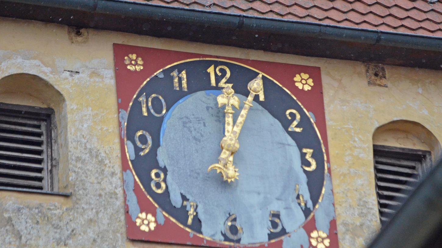 Fünf nach zwölf ist es mittlerweile auch für das Ziffernblatt der Oberferrieder Marienkirche. Fünf nach zwölf ist es mittlerweile auch für das Ziffernblatt der Oberferrieder Marienkirche.