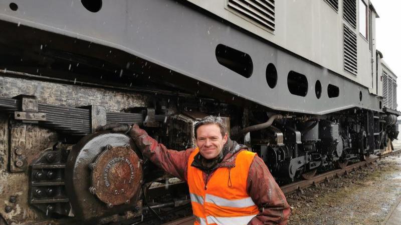 Auf dieser Seite hat Matthias Marquard Rost und Schmutz bereits vom Fahrgestell entfernt. Auf dieser Seite hat Matthias Marquard Rost und Schmutz bereits vom Fahrgestell entfernt.