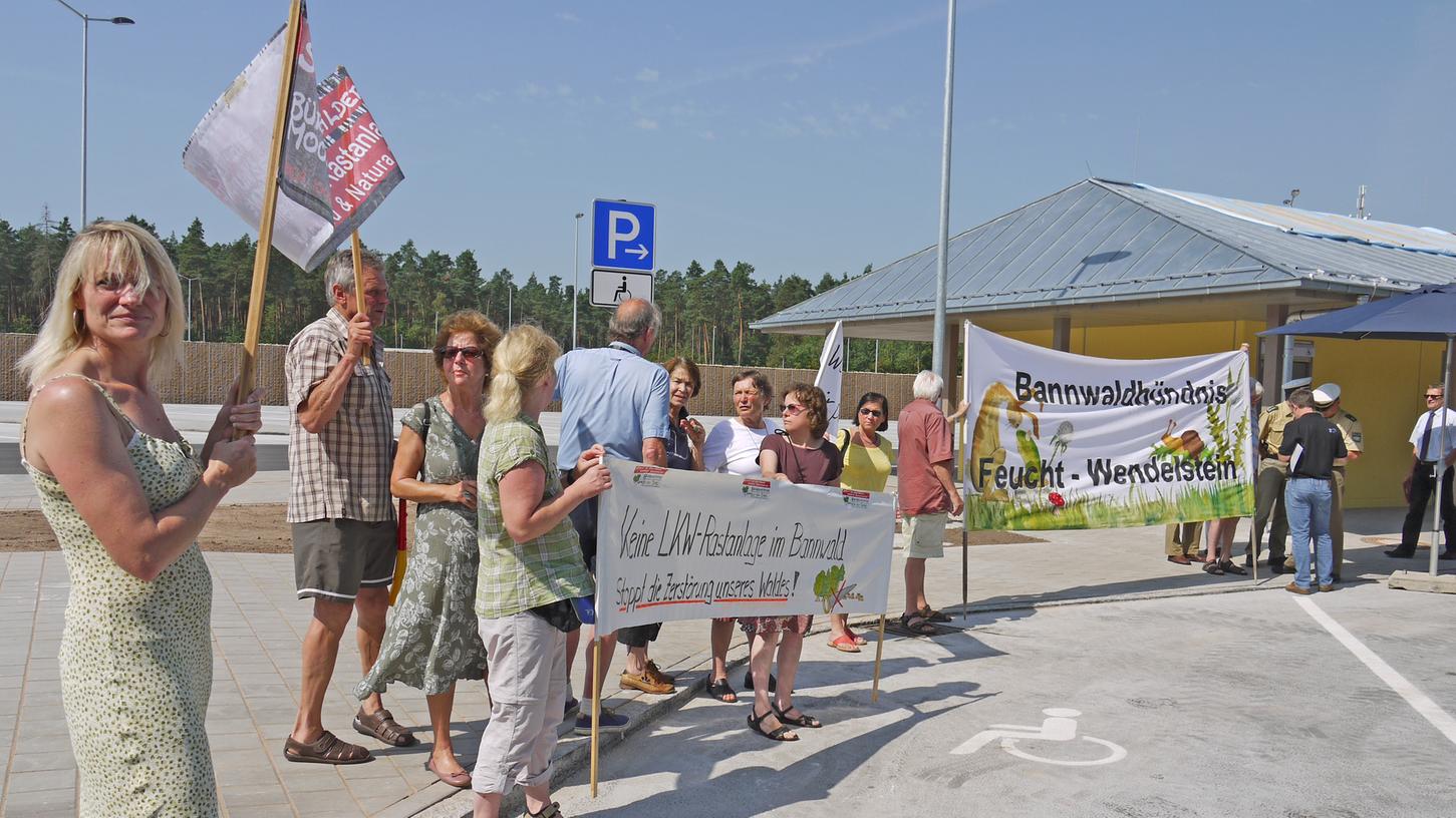 Sabine Meindl (links) fand über ihr Engagement in der BI gegen einen Autobahnparkplatz bei Moosbach zu den Grünen. Das Foto zeigt eine Aktion der Bürgerinitiative auf einem Parkplatz an der A3 im August 2011, als die Aktivisten Innenminister Joachim Herrmann trafen.