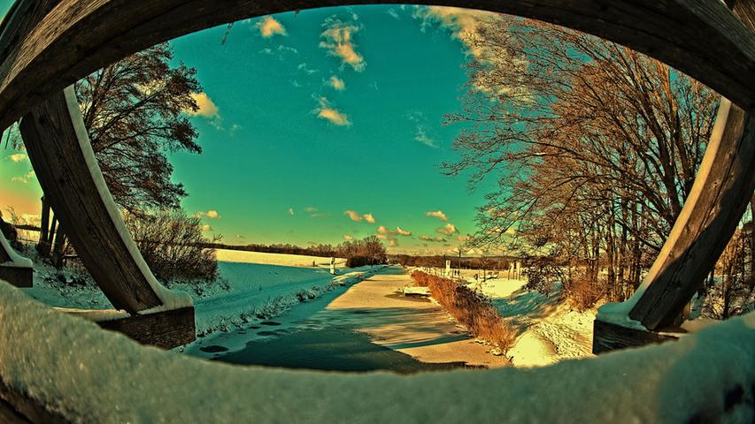 "Brückenfenster" nennt Theo Körner sein Foto, das er an einem sonnigen Wintertag mit einem Weitwinkelobjektiv durch das Geländer der Brücke über den Alten Kanal bei Berg geschossen hat.