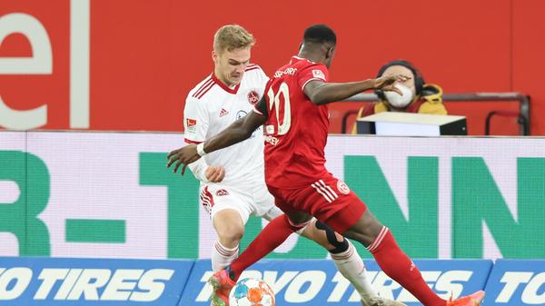 <p>Defensiv verlässlich, nach vorne wieder deutlich aktiver als beim 1:2 gegen Paderborn. Wagte sogar einen frechen Schuss aus 70 Metern, der Kastenmeier fast überrascht hätte. Leistete sich aber auch ein paar Schlampigkeiten im Aufbau. <strong>Note: 3</strong></p>