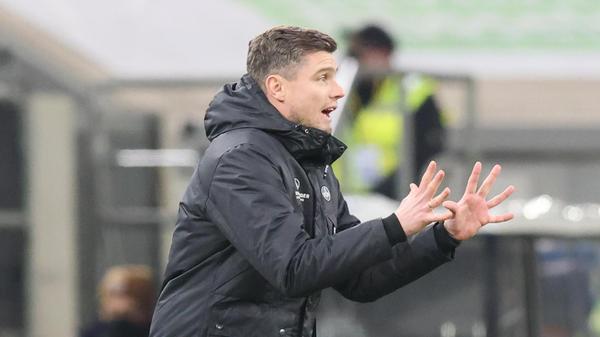 Seit dem 17. Februar dürfen bei Sportveranstaltungen bis zu 25.000 Menschen zusehen. Das sind 10.000 mehr als bisher. Unverändert bleiben die maximale Auslastung von 50 Prozent sowie die FFP2-Maskenpflicht. Fans müssen geimpft oder genesen sein, die bisherige Nachweispflicht eines zusätzlichen Tests oder Boosters entfällt. Aus 2G plus wird somit 2G. Zudem entfällt die Pflicht zur Kontaktdatenerfassung und personalisierten Tickets.