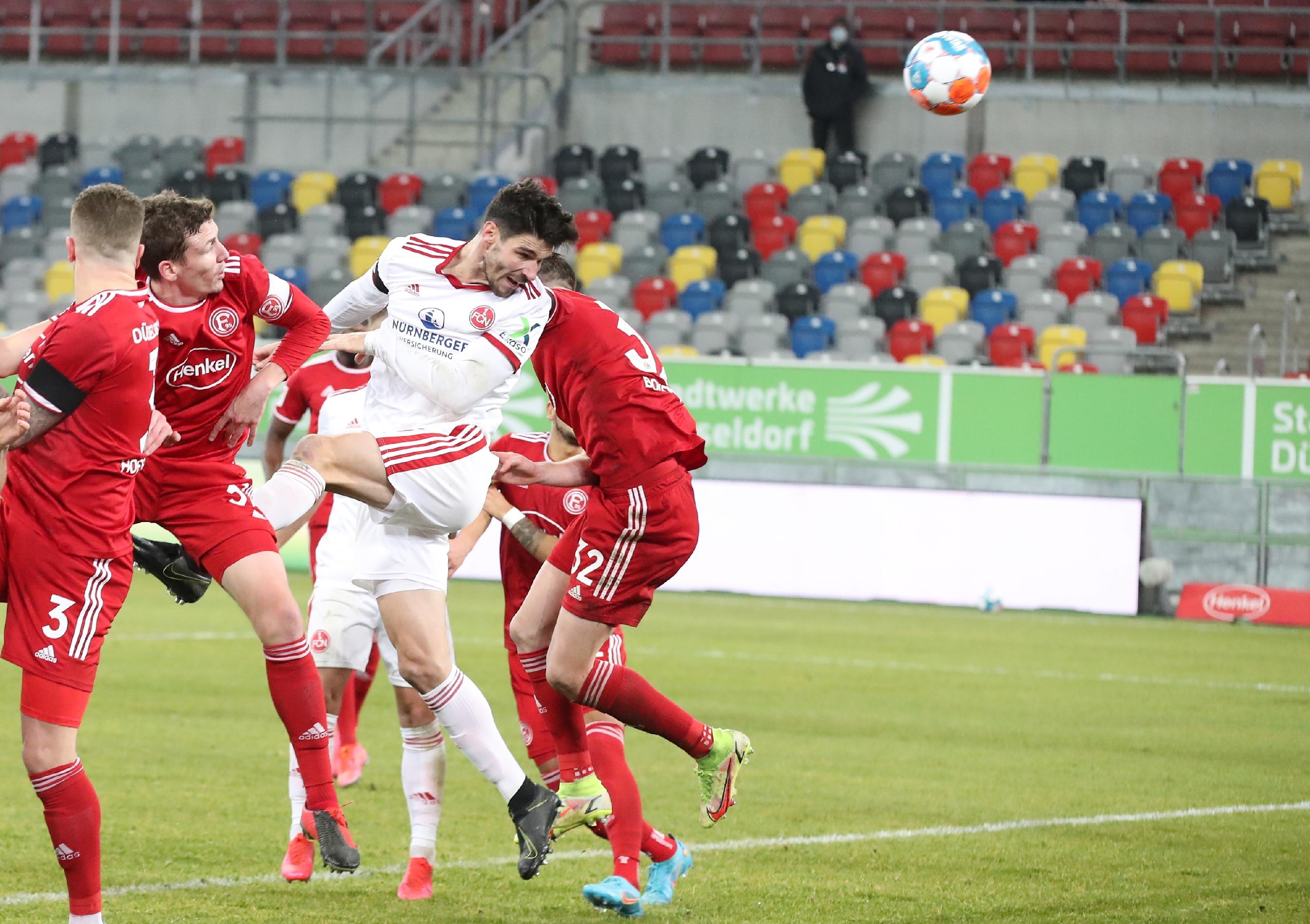 <p>Der ruhende Pol im Abwehrzentrum. Kopfballstark, umsichtig und mit gutem Stellungsspiel. Hätte zudem fast wie im Hinspiel getroffen, doch lenkte Kastenmeier seinen Kopfball noch an die Latte. <strong>Note: 2</strong></p>
