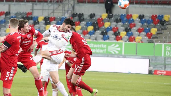 <p>Der ruhende Pol im Abwehrzentrum. Kopfballstark, umsichtig und mit gutem Stellungsspiel. Hätte zudem fast wie im Hinspiel getroffen, doch lenkte Kastenmeier seinen Kopfball noch an die Latte. <strong>Note: 2</strong></p>