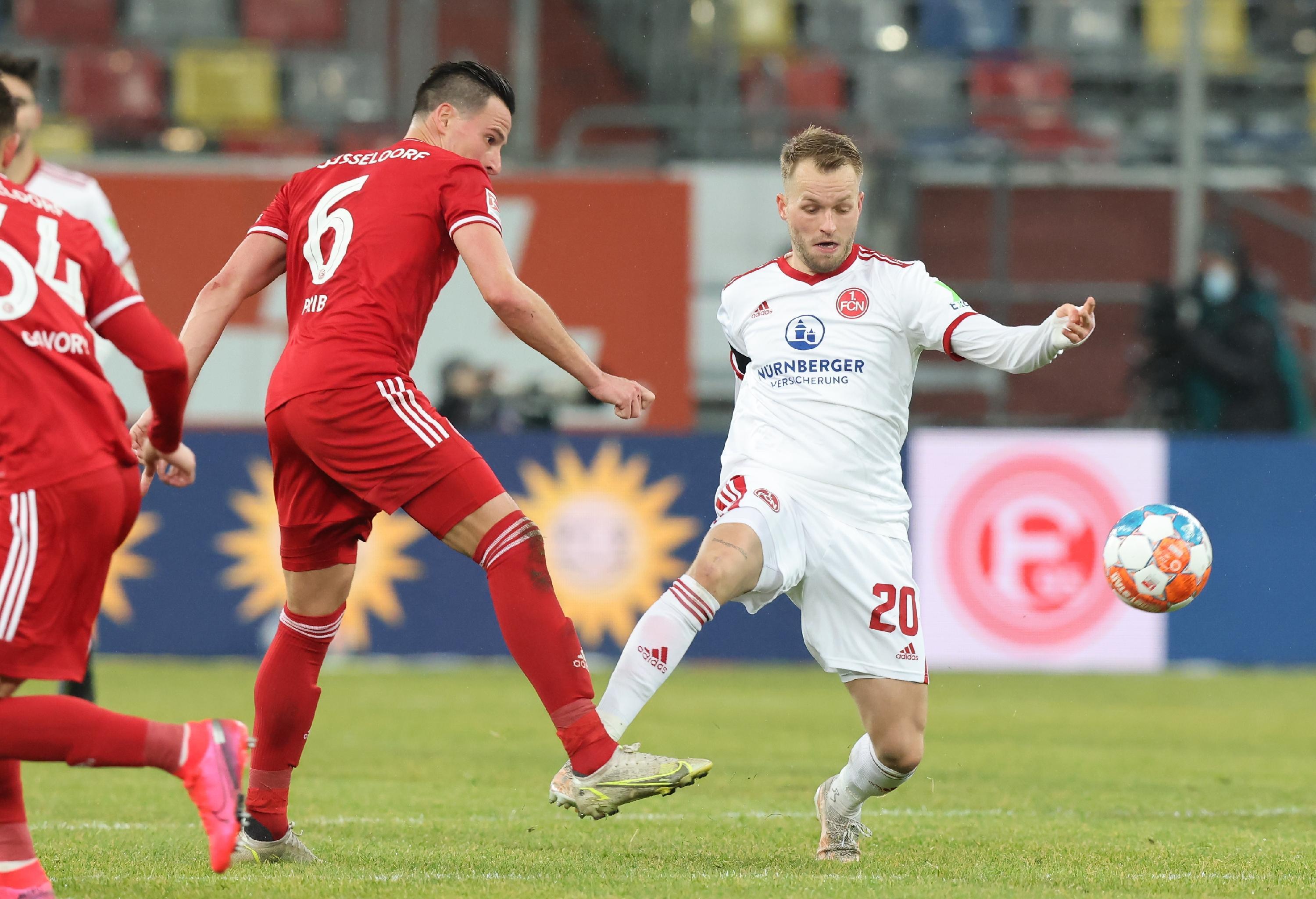 <p>Bei seinem Startelf-Comeback durchaus ein belebendes Element. Hätte für seine exzellente Vorarbeit in der sechsten Minute für Tempelmann einen Scorer-Punkt verdient gehabt und gefiel mit einigen Balleroberungen. In den direkten Duellen fehlte allerdings noch das Durchsetzungsvermögen, auch die fehlende Spielpraxis war ihm bisweilen anzumerken. <strong>Note: 3</strong></p>
