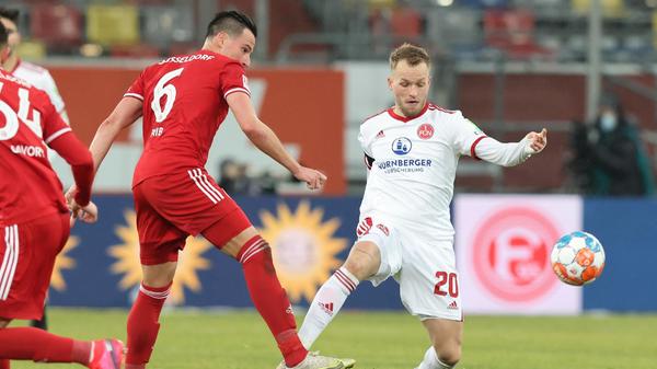 <p>Bei seinem Startelf-Comeback durchaus ein belebendes Element. Hätte für seine exzellente Vorarbeit in der sechsten Minute für Tempelmann einen Scorer-Punkt verdient gehabt und gefiel mit einigen Balleroberungen. In den direkten Duellen fehlte allerdings noch das Durchsetzungsvermögen, auch die fehlende Spielpraxis war ihm bisweilen anzumerken. <strong>Note: 3</strong></p>