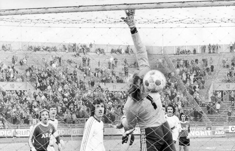 Es folgte ein quälend langer Zwangsaufenthalt in der 2. Liga. Doch auch dort bekamen die Club-Fans spektakuläre Tore zu sehen. Walitzas Treffer unter Zuhilfenahme der Unterkante der Latte zählte 1976 beim 3:1-Heimerfolg gegen den FSV Mainz 05.