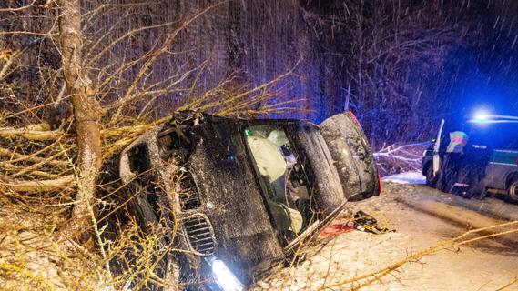 Unfall auf schneebedeckter Fahrbahn in Altdorf: Auto überschlägt sich - Vier Verletzte