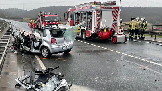 Auto kollidiert mit Lastwagen auf der B8 - Fahrer stirbt