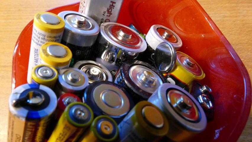 Batterien sollten bei einer Sammelstelle, beispielsweise im Supermarkt, abgegeben werden. Die Inhaltsstoffe können bei falschem Recycling umweltschädigend sein.