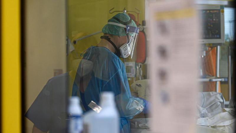Die Sieben-Tage-Inzidenz in Deutschland steigt auf 894,3. Testkapazitäten und Gesundheitsämter sind am Limit. Die Sieben-Tage-Inzidenz in Deutschland steigt auf 894,3. Testkapazitäten und Gesundheitsämter sind am Limit.