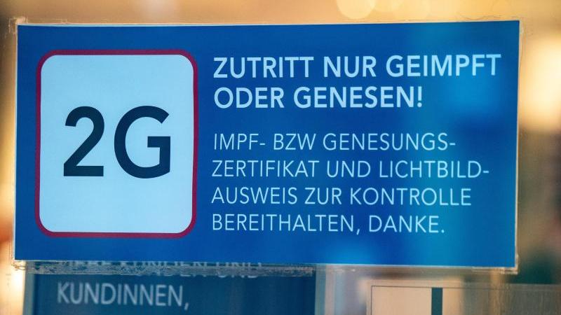 Ein Schild für die Zugangsregeln nach der 2G-Regel. Ein Schild für die Zugangsregeln nach der 2G-Regel.