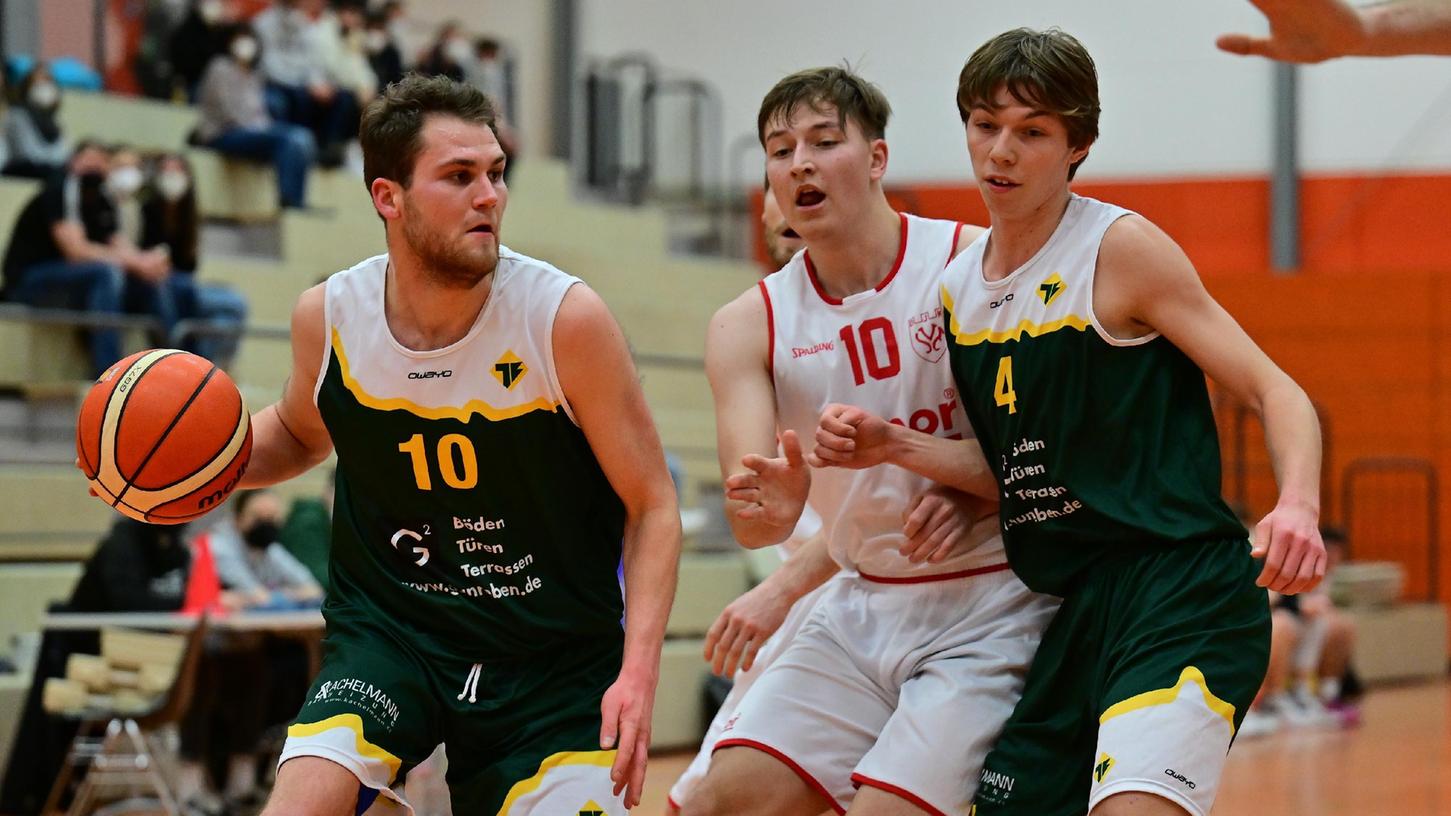 Er ist froh, dass sie wieder Basketball spielen dürfen: TB-Kaptiän Jonas Waldhäusl (links).
Er ist froh, dass sie wieder Basketball spielen dürfen: TB-Kaptiän Jonas Waldhäusl (links).
