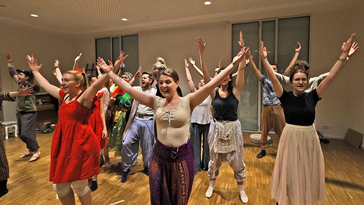 Im Saal der Nürnberger Jakobskirche wird intensiv geprobt: Die Musicalcompany Nürnberg bringt "Once on this Island" wieder auf die Bühne.
Im Saal der Nürnberger Jakobskirche wird intensiv geprobt: Die Musicalcompany Nürnberg bringt "Once on this Island" wieder auf die Bühne.