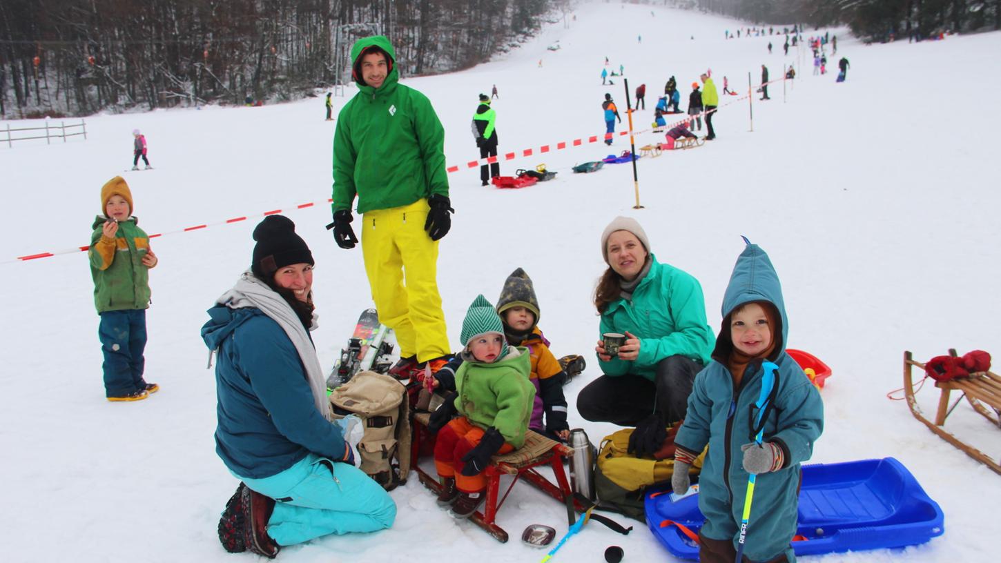 Zwei Familien aus Osternohe hatten viel Spaß am Hang, egal beim Rodeln oder Skifahren. Vorne der vier Jahre alte Johann.