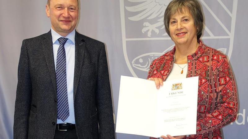 Stadträtin Sabine Hörl erhielt aus den Händen von Bürgermeister Herbert Seitz die kommunale Dankurkunde.